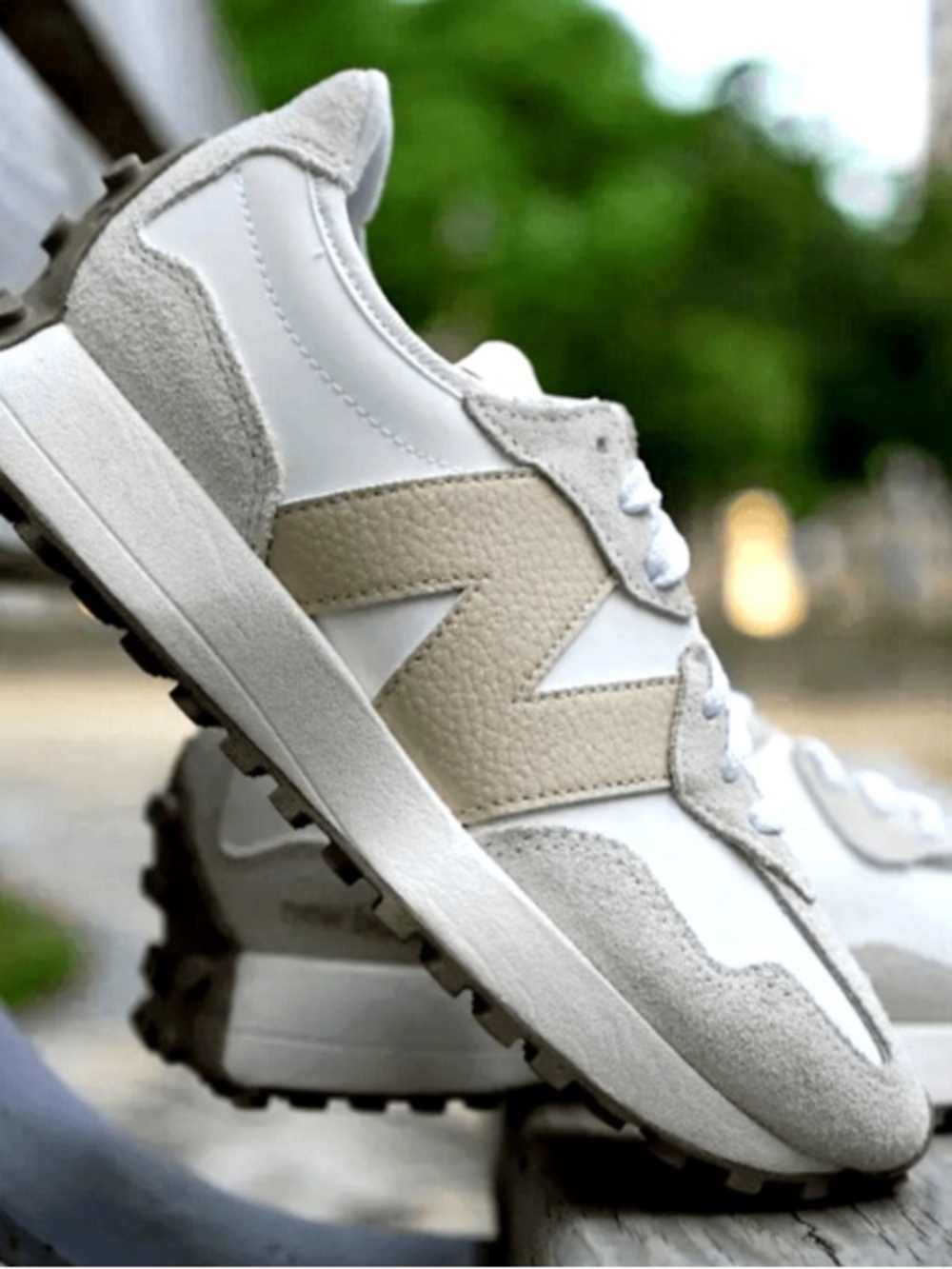 New Balance 327 Casual WOMEN Sneaker Shoes Leather White Sandstone size 6 - NEW - Picture 7 of 9